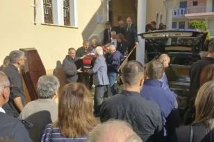 Πλήθος κόσμου στο τελευταίο «αντίο» του Δημήτρη Κύζα