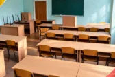 Αδειάζουν τα θρανία στη Δυτική Ελλάδα: 917 λιγότερα παιδιά στα δημοτικά μέσα σε μία χρονιά