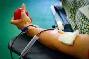 Αιμοδοσία: 96 νοσοκομεία συνδέονται σε ένα σύστημα – Τι αλλάζει από τη συλλογή έως τη μετάγγιση