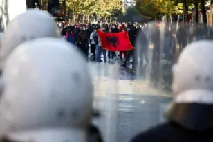 Αλβανία: Νέες διαδηλώσεις με αίτημα την παραίτηση Ράμα – 152 συλλήψεις και 120 τραυματίες αστυνομικοί