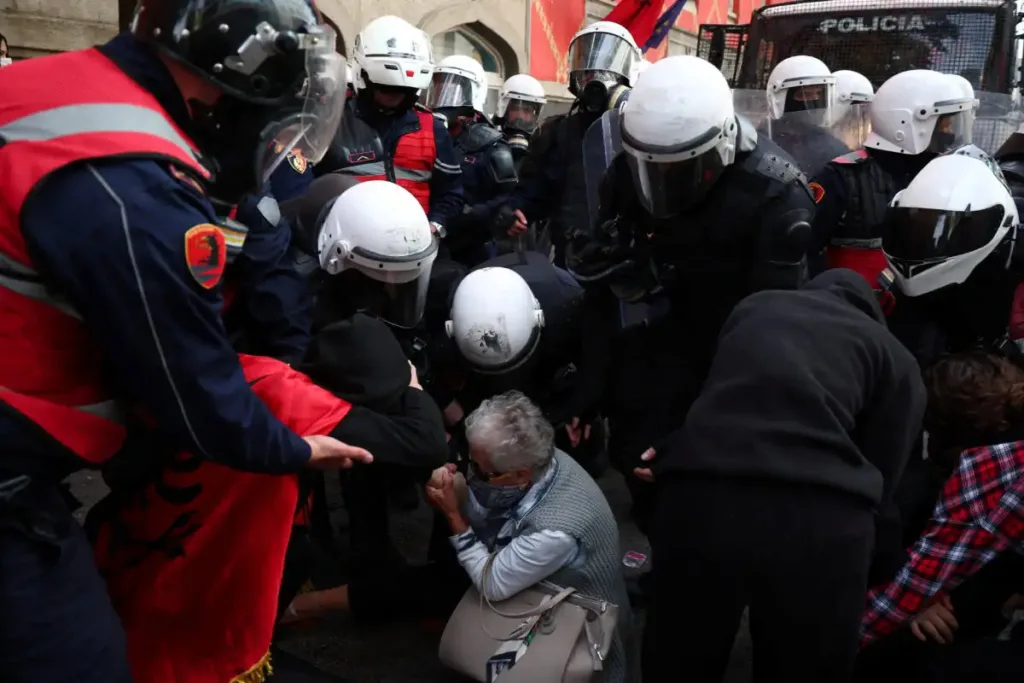 Αλβανία: Για τέταρτη ημέρα συγκρούσεις στους δρόμους – Χιλιάδες διαδηλωτές ζητούν την παραίτηση Ράμα Αλβανία: Για τέταρτη ημέρα συγκρούσεις στους δρόμους – Χιλιάδες διαδηλωτές ζητούν την παραίτηση Ράμα