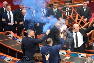 Αλβανία: Άναψαν φωτοβολίδες μέσα στη Βουλή – «Είναι εγκληματίες», ξέσπασε ο Μπερίσα