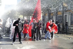 Αλβανία: Πεδίο μάχης η κεντρική πλατεία των Τιράνων, διαδηλώσεις και μεγάλη ένταση για 5η ημέρα
