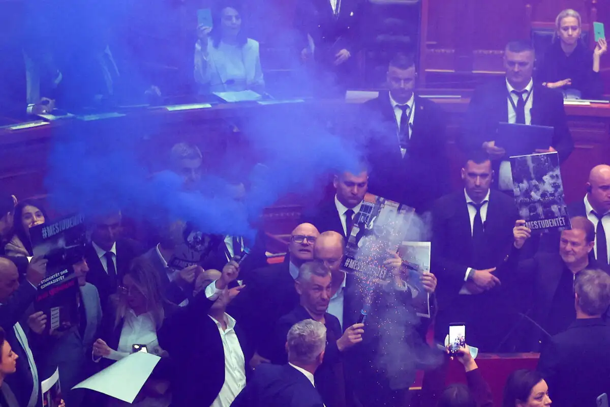 Αλβανία: Άναψαν φωτοβολίδες μέσα στη Βουλή – «Είναι εγκληματίες», ξέσπασε ο Μπερίσα