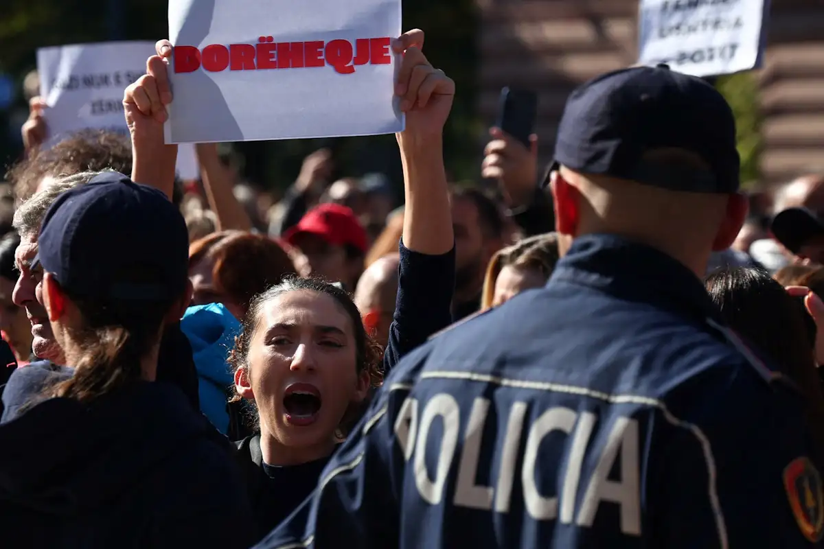 Αλβανία: Όγδοη ημέρα επεισοδίων στα Τίρανα – Προειδοποιήσεις Ράμα για υποτροφίες και μπόνους 2.500 ευρώ στην αστυνομία
