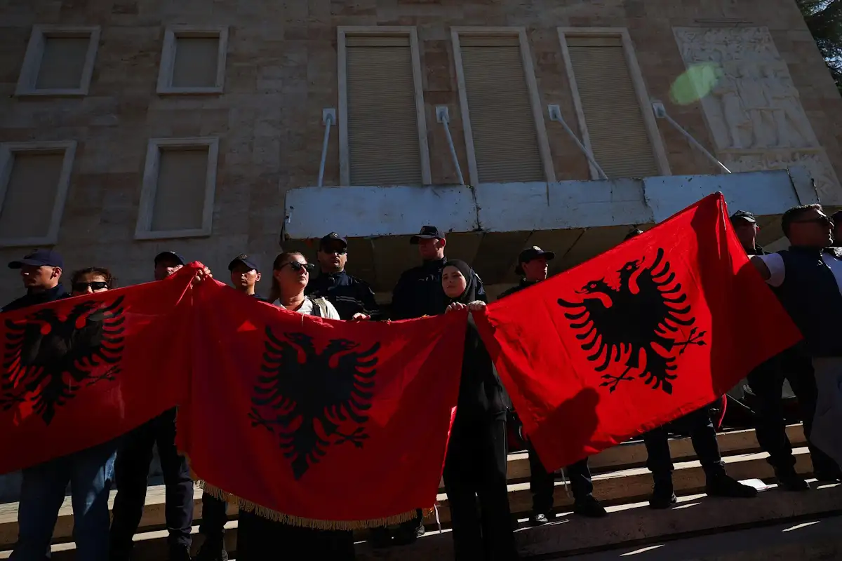 Αλβανία: Όγδοη ημέρα επεισοδίων στα Τίρανα – Προειδοποιήσεις Ράμα για υποτροφίες και μπόνους 2.500 ευρώ στην αστυνομία