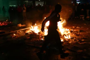 Αλβανία: Φλέγεται η οργή κατά του Ράμα – Φωτιές σε υπουργείο και τράπεζες στα Τίρανα