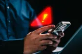 Διαδικτυακές απάτες: Στο στόχαστρο Meta, Google, X και TikTok – Τι δείχνει έρευνα σε 27 χώρες