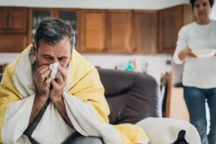Γρίπη, RSV, COVID-19: Ποιοι κινδυνεύουν περισσότερο – Τα 5 μέτρα προστασίας πριν από τον χειμώνα