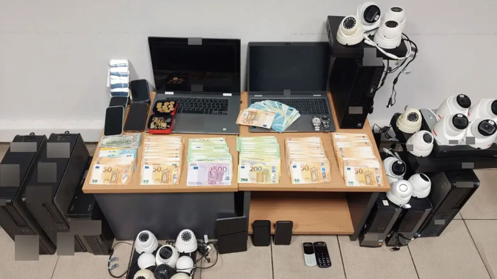 Θεσσαλονίκη: Πάνω από 1 εκατ. ευρώ από τον παράνομο τζόγο – Με ειδικό λογισμικό επέλεγαν τους νικητές Θεσσαλονίκη: Πάνω από 1 εκατ. ευρώ από τον παράνομο τζόγο – Με ειδικό λογισμικό επέλεγαν τους νικητές