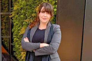 Μπερνς: «Με απέλυσαν επειδή κοιμήθηκα στη σάουνα, τώρα ζητώ αποζημίωση ύψους 76 εκατομμυρίων λιρών»