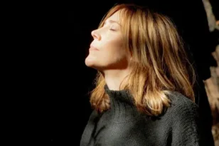 Beth Orton: Τριάντα χρόνια μετά, αρνείται να γίνει «greatest hits» του εαυτού της