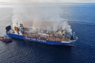 Blue Carrier 2: Πήρε τον δρόμο για την Ελευσίνα μετά τη φωτιά – Τι θα γίνει με το φορτίο
