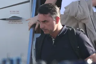 Φλάβιο Μπολσονάρου: Το σχέδιο διαφυγής με τα τέσσερα αυτοκίνητα και η παρέμβαση Τραμπ