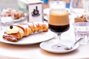 Caffè shakerato: Ο ιταλικός καφές που θυμίζει freddo espresso αλλά δεν είναι ίδιος