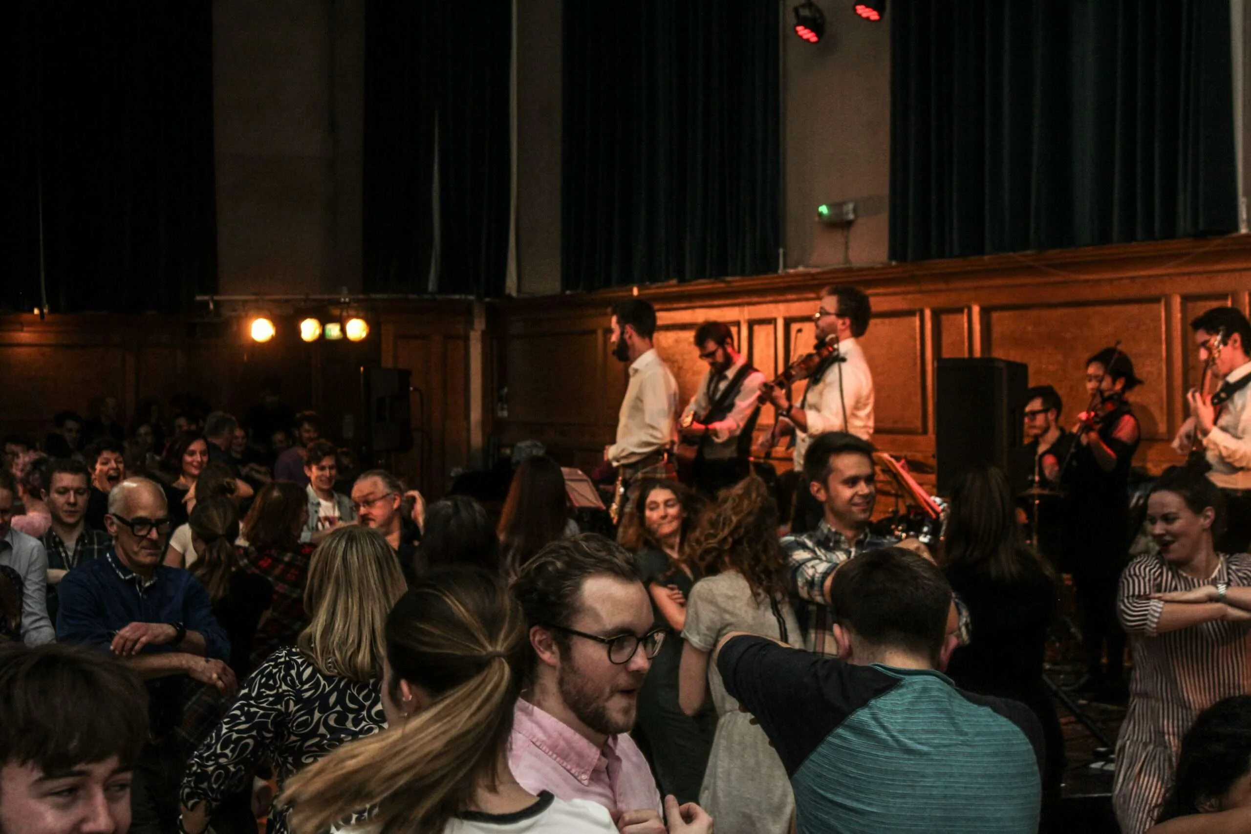 Δεν χρειάζεται να ξέρεις τα βήματα: Το ceilidh που ανακαλύπτει η Gen Z