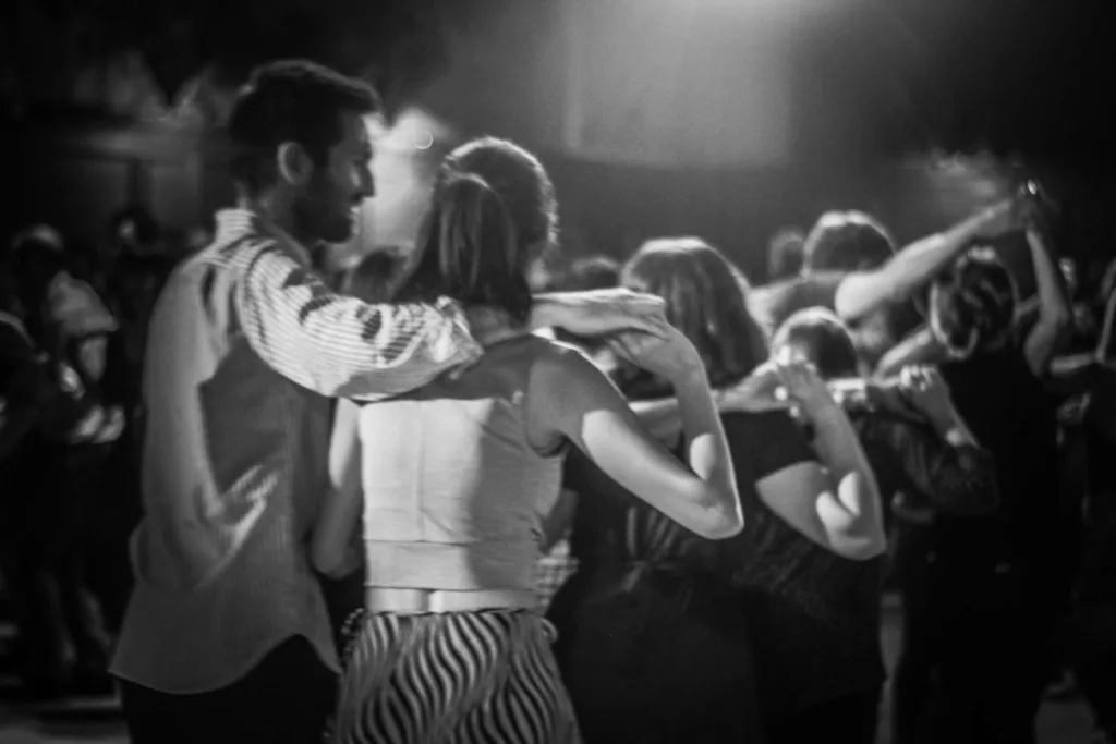 Δεν χρειάζεται να ξέρεις τα βήματα: Το ceilidh που ανακαλύπτει η Gen Z