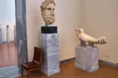 Η κεφαλή και το χέρι του Δία της Αιγείρας στο Εθνικό Αρχαιολογικό Μουσείο της Αθήνας