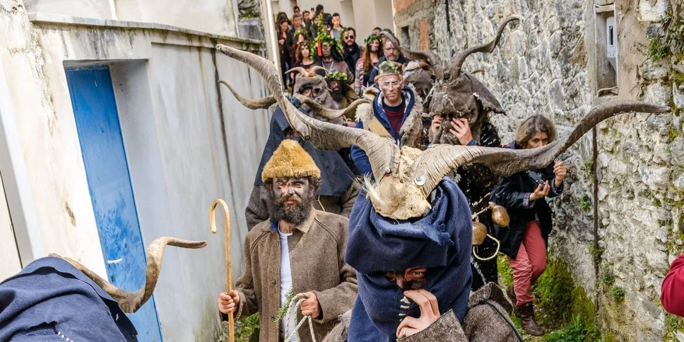 Το χωριό της Πελοποννήσου όπου «σκοτώνουν» τον γαμπρό και τον ανασταίνουν – Ιστορία, παράδοση και Ταΰγετος