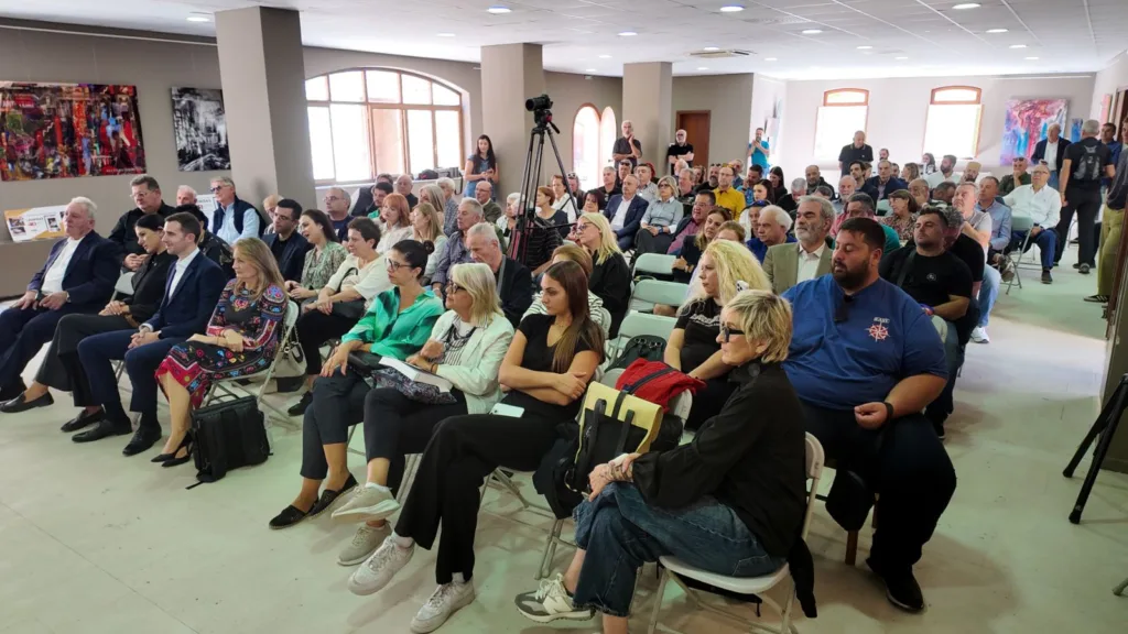 Μεγάλη προσέλευση για τον Αλέξανδρο Μανιατόπουλο - Παρουσίαστηκε η αποκαλυπτική βιογραφία του