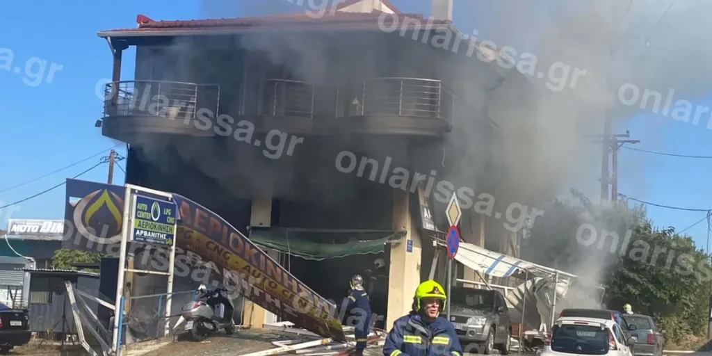 Λάρισα: Ισχυρή έκρηξη σε συνεργείο υγραεριοκίνησης – Στις φλόγες το κτίριο, πληροφορίες για τραυματίες