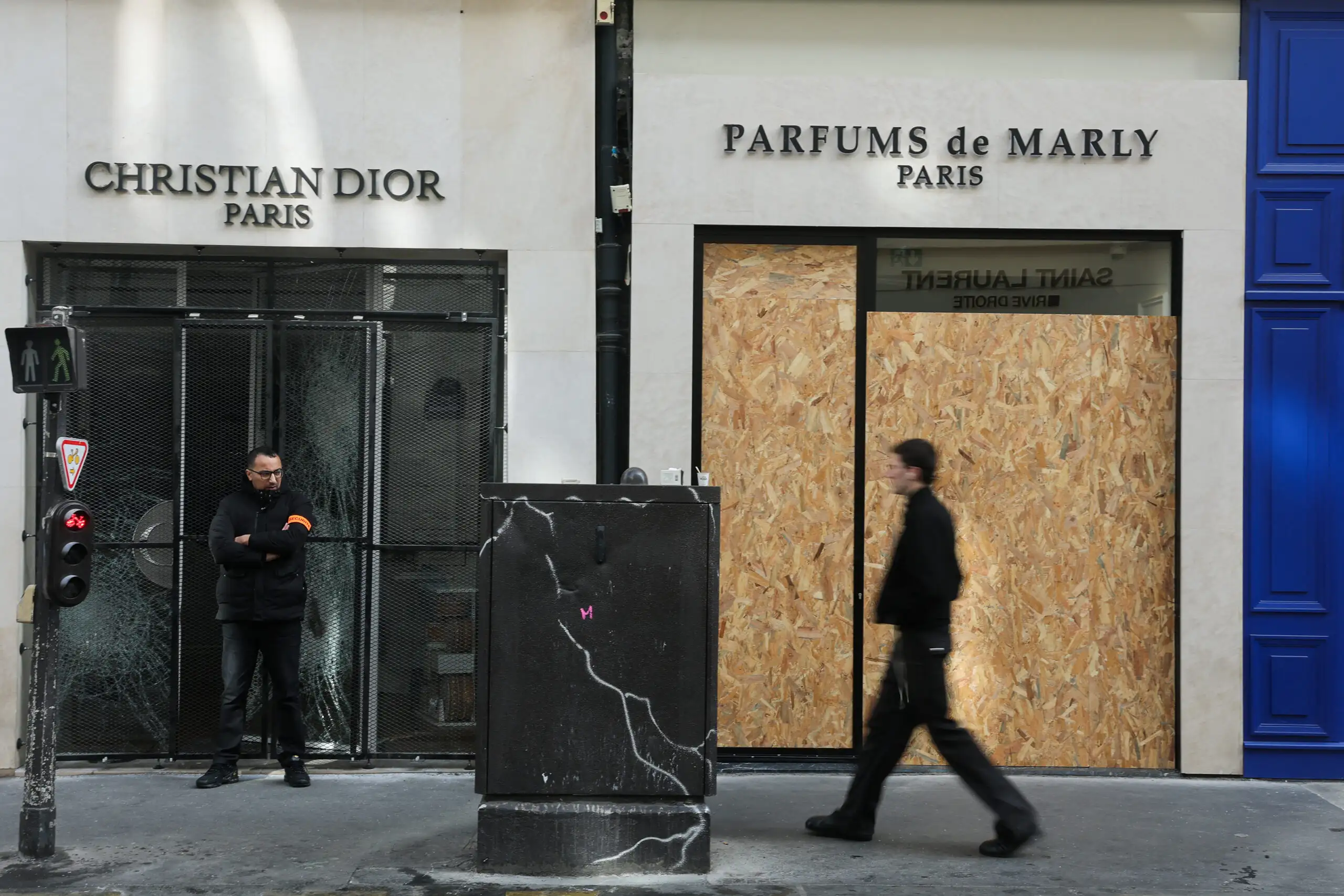 Από τις βιτρίνες της Dior στις αγγελίες της Vinted: Πού καταλήγουν τα προϊόντα μετά το πλιάτσικο στη Γαλλία Από τις βιτρίνες της Dior στις αγγελίες της Vinted: Πού καταλήγουν τα προϊόντα μετά το πλιάτσικο στη Γαλλία