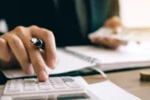 Αλλάζουν όλα για οφειλέτες και servicers – Τι ισχύει για χρέη και crypto