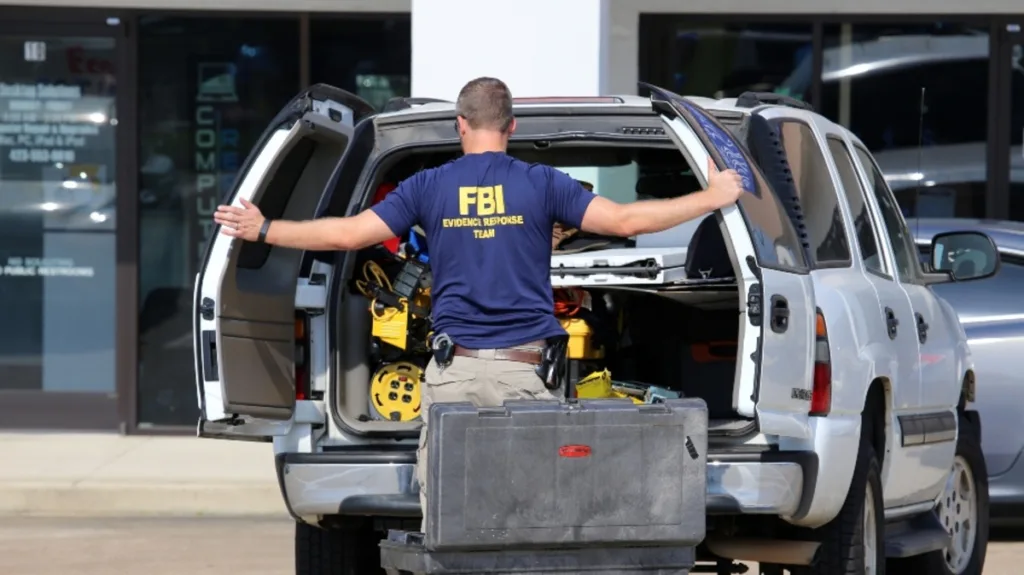 Απόρρητη Γραμμή: Το «FBI» και η σκέτη κοροϊδία, ο «ξεχασμένο» Μπαλαούρας και η σχέση Πάτρας-Netflix