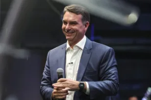 Φλάβιο Μπολσονάρου: Δεν παρέδωσε τα διαβατήριά του και διέφυγε στις ΗΠΑ μετά την ήττα του στις εκλογές
