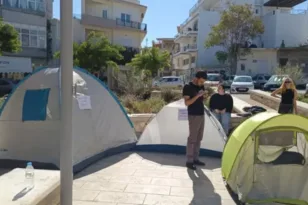 «Γκαρσονιέρα 500 ευρώ»: Φοιτητές έστησαν σκηνές έξω από την Περιφέρεια Κρήτης
