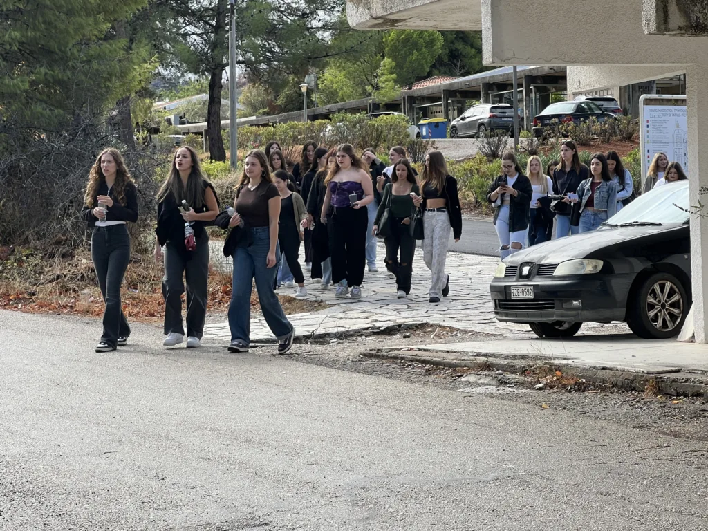 Φοιτήτριες περπατούν σε χώρο του Πανεπιστημίου Πατρών