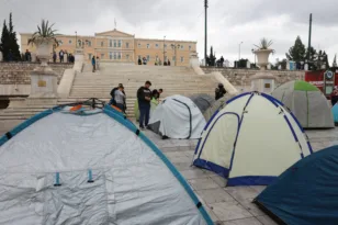 Φοιτητές με σκηνές στο Σύνταγμα: Ζητούν μέτρα για τη φοιτητική στέγη και το κόστος σπουδών