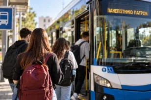 Φοιτητικό εισιτήριο: Μισή τιμή στις μετακινήσεις, μείωση άνω του 50% στην Πάτρα με τη μηνιαία κάρτα