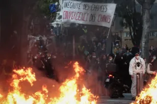 Στις φλόγες η Ευρώπη:1.000 συλλήψεις και τραυματίες στη Γαλλία, επεισόδια σε Αλβανία, λεηλασίες στην Ισπανία εισβολή στο Κολοσσαίο