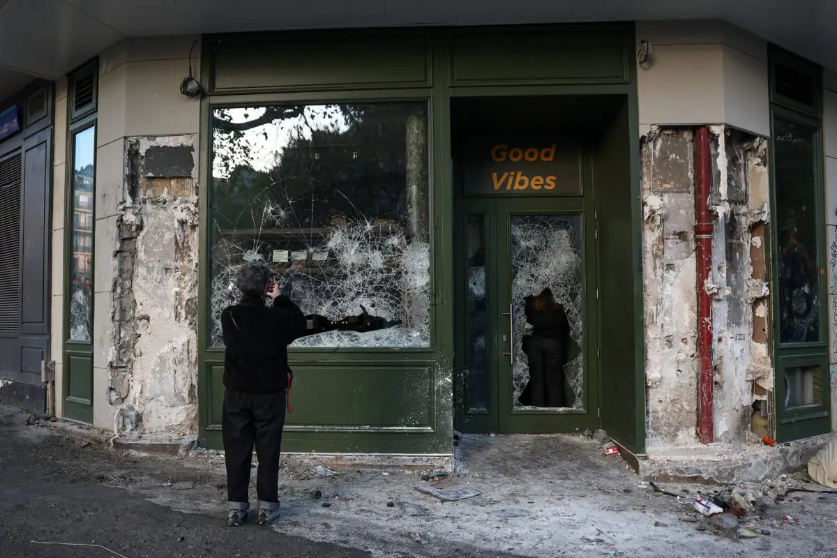 Γαλλία: Καταστηματάρχες ετοιμάζονται να προστατεύσουν μόνοι τους τις περιουσίες τους – Φόβοι για νέες λεηλασίες Γαλλία: Καταστηματάρχες ετοιμάζονται να προστατεύσουν μόνοι τους τις περιουσίες τους – Φόβοι για νέες λεηλασίες