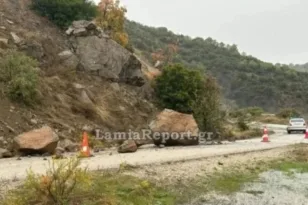 Φθιώτιδα: Γιγάντιοι βράχοι έπεσαν στον δρόμο – Πώς περνούν τα αυτοκίνητα ΦΩΤΟ