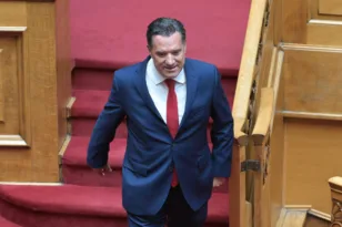 Γεωργιάδης κατά Αριστεράς για το σύνθημα της ΔΑΠ: «Αν πετάγαμε μολότοφ θα τους άρεσε»