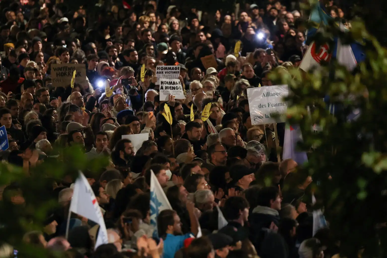 Γαλλία: Οργή για τη δολοφονία του 26χρονου – 128 πυροβολισμοί, επτά τραυματίες και διαδηλώσεις