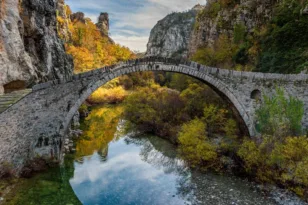 Πέτρινα γεφύρια, δάση και παραδοσιακά χωριά: Οι φθινοπωρινοί προορισμοί που αξίζει να ανακαλύψουμε