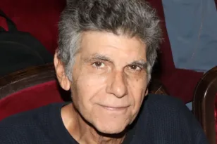 Γιάννης Μπέζος: «Με κουράζει πάρα πολύ η τηλεόραση» – Τέλος οι μεγάλες σειρές μετά τους «Σούπερ Ήρωες»