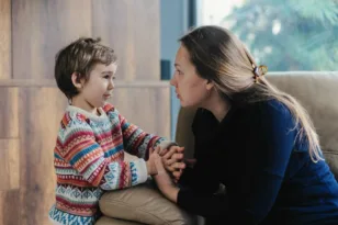 «Μπράβο, αλλά…»: Οι 3 καθημερινές συνήθειες των γονιών που πληγώνουν την αυτοπεποίθηση του παιδιού