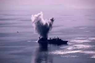 Εντυπωσιακό βίντεο: Βύθισαν τη φρεγάτα «Μπουμπουλίνα» με τορπίλη μετά από δοκιμές πυραύλων στο Αιγαίο