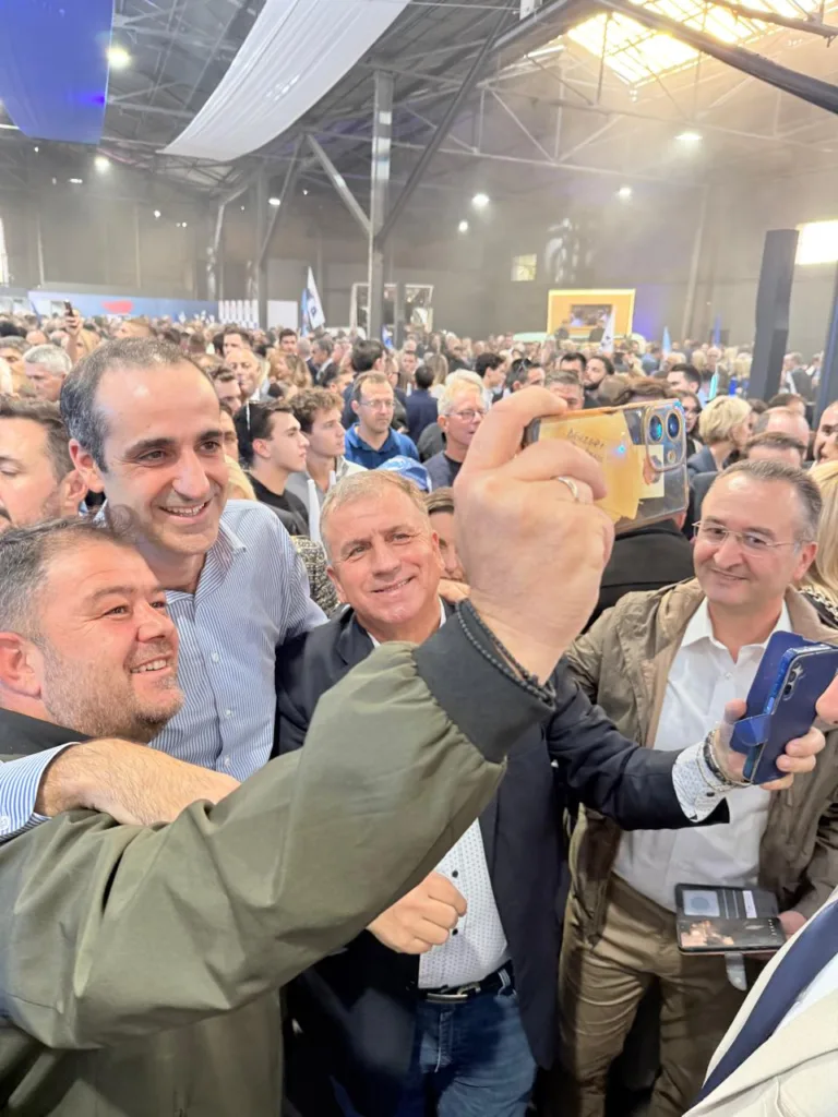 Η θερμή υποδοχή στον Γρηγόρη Δημητριάδη στην εκδήλωση για τα 52 χρόνια της ΝΔ