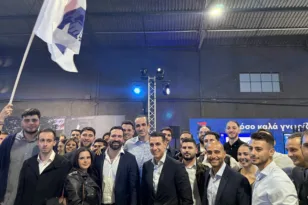 Η θερμή υποδοχή στον Γρηγόρη Δημητριάδη στην εκδήλωση για τα 52 χρόνια της ΝΔ