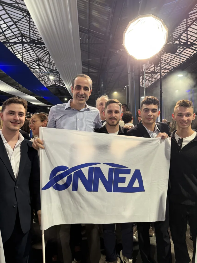 Η θερμή υποδοχή στον Γρηγόρη Δημητριάδη στην εκδήλωση για τα 52 χρόνια της ΝΔ