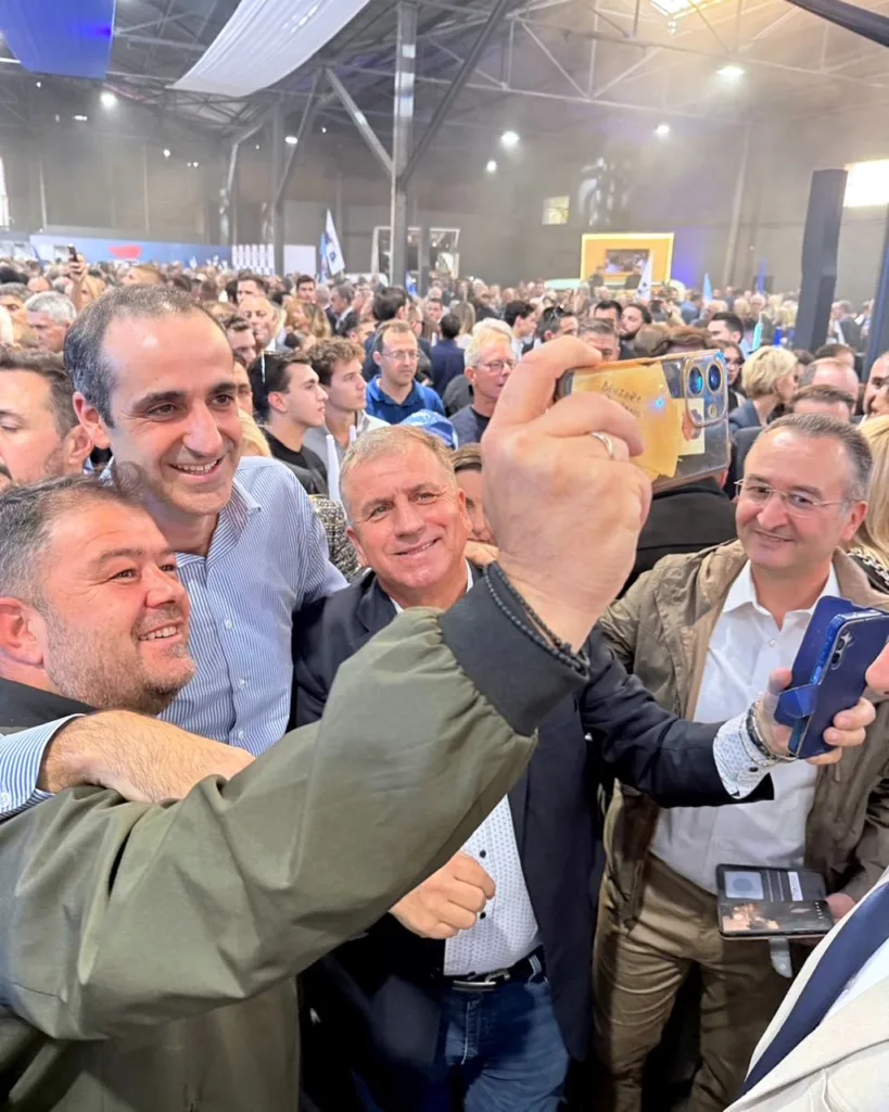 Η θερμή υποδοχή στον Γρηγόρη Δημητριάδη στην εκδήλωση για τα 52 χρόνια της ΝΔ Η θερμή υποδοχή στον Γρηγόρη Δημητριάδη στην εκδήλωση για τα 52 χρόνια της ΝΔ