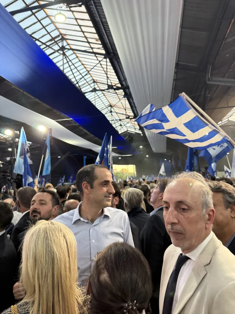 Η θερμή υποδοχή στον Γρηγόρη Δημητριάδη στην εκδήλωση για τα 52 χρόνια της ΝΔ
