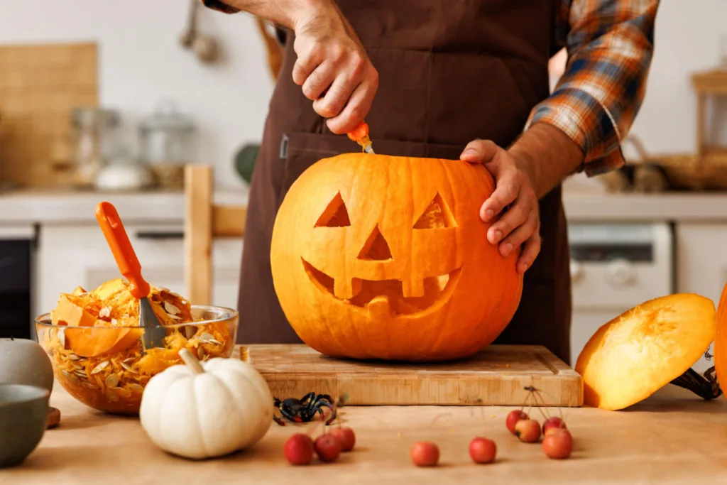 Κολοκύθα Halloween: Πώς να τη σκαλίσετε και τι μπορείτε να φτιάξετε με τη σάρκα της
