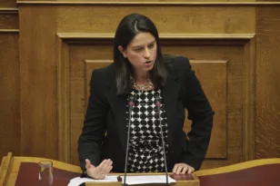 Κεραμέως για γονική άδεια: Τέλος στην αναμονή ενός έτους για δεύτερη άδεια – Τι προβλέπει το νέο νομοσχέδιο
