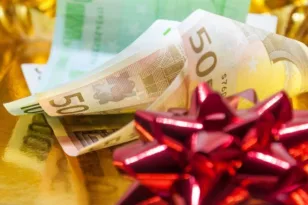 Επίδομα 400 ευρώ: Ποιοι παίρνουν 800 ευρώ και ποιοι μένουν εκτός – Οι ηλικίες που «κόβουν» δικαιούχους